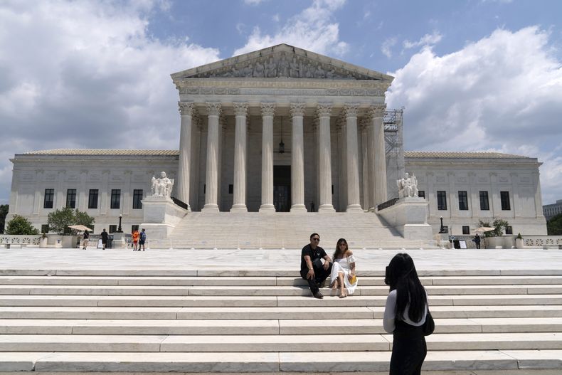 Visitantes se toman fotografías frente a la Corte Suprema de Estados Unidos el martes 18 de junio de 2024, en Washington. (AP Foto/José Luis Magaña)