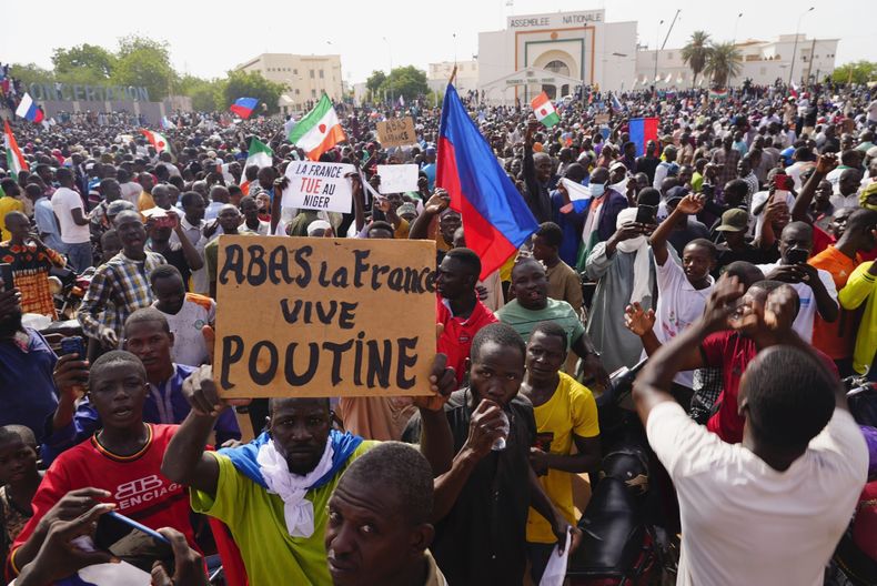 Nigerinos participan en una marcha convocada por partidarios del general golpista Abdourahmane Tchiani en Niamey, Níger, el domingo 30 de julio de 2023. (AP Foto/Sam Mednick)