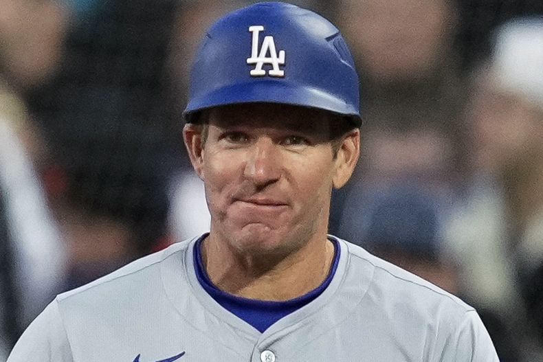 ARCHIVO - El coach de primera base de los Dodgers de Los Ángeles Clayton McCullough durante un juego el 13 de mayo de 2024, en San Francisco. (AP Foto/Godofredo A. Vásquez)
