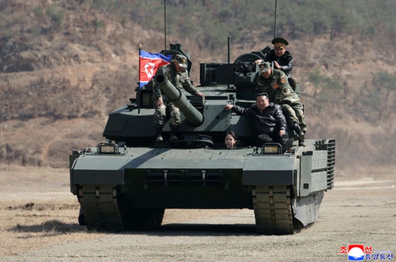 ARCHIVO - Esta foto facilitada por el gobierno norcoreano muestra al mandatario, Kim Jong Un, en primer plano a la derecha, a su hija, y a soldados sobre un tanque en una base militar de Corea del Norte, el 19 de marzo de 2026. El contenido de esta imagen es tal como se proporcionó y no puede verificarse de forma independiente. La marca de agua en coreano que aparece en la imagen, tal como la proporcionó la fuente, dice ACNC, siglas de Agencia Central de Noticias de Corea. (Agencia Central de Noticias de Corea/Servicio de Noticias de Corea vía AP/Archivo)