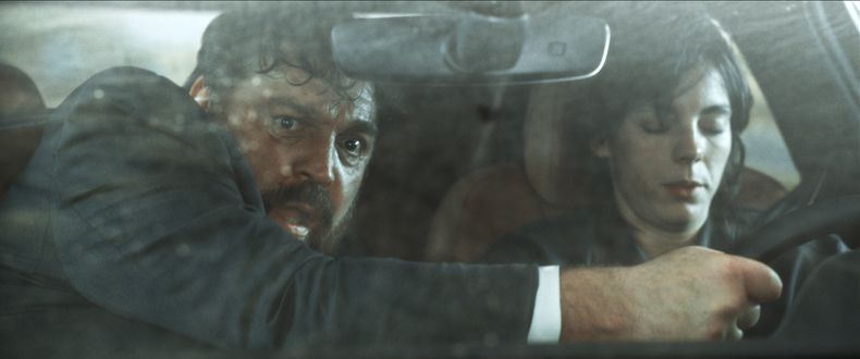 En esta imagen proporcionada por Prime Video, Vicky Luengo, derecha, y Hovik Keuchkerian en una escena de Reina Roja. (Prime Video vía AP)