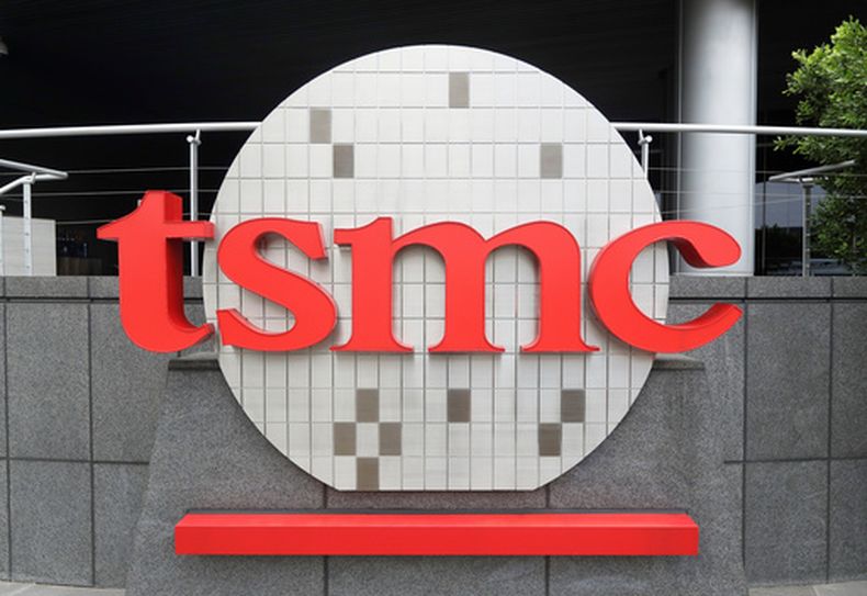 ARCHIVO - El logo de Taiwan Semiconductor Manufacturing Co., Ltd. (TSMC), en su sede en Hsinchu, Taiwán, el 20 de octubre de 2021. (AP Foto/Chiang Ying-ying, archivo)