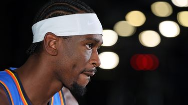 El jugador del Thunder de Oklahoma City, Shai Gilgeous-Alexander, escucha mientras ofrece una entrevista durante el día de atención a medios del equipo de baloncesto de la NBA el lunes 28 de septiembre de 2026, en Oklahoma City. (Foto AP/Nate Billings)