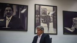 El viceministro de Relaciones Exteriores de Cuba, Carlos Fernández de Cossío, concede una entrevista frente a imágenes de Raúl Castro, Fidel Castro y el Che Guevara, en el Ministerio de Relaciones Exteriores en La Habana, Cuba, el lunes 2 de febrero de 2026. (Foto AP/Ramón Espinosa)