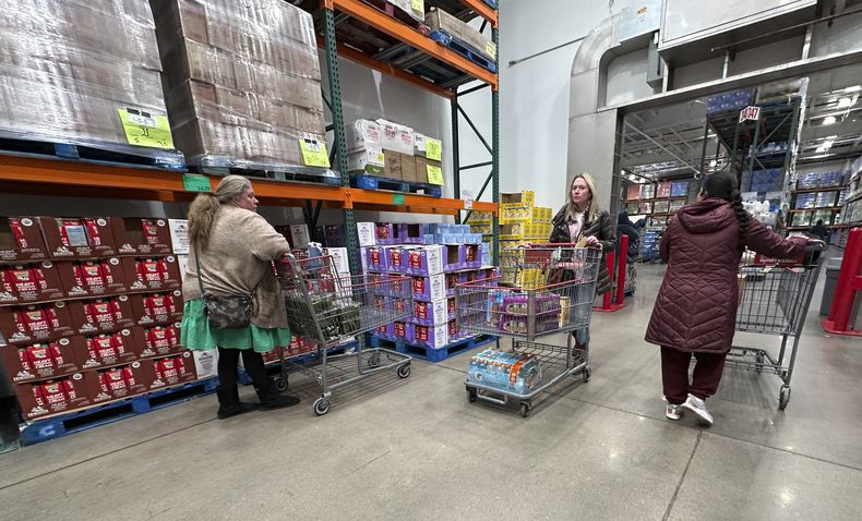 ARCHIVO - Clientes realizan compras en una tienda de la cadena Costco el jueves 23 de enero de 2025, en Sheridan, Colorado. (AP Foto/David Zalubowski)