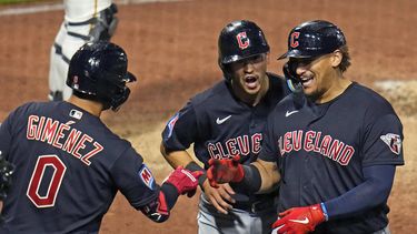 Josh Naylor (derecha), de los Guardianes de Cleveland, festeja con Andrés Giménez y Steven Kwan, luego de conectar un jonrón de dos carreras ante los Piratas de Pittsburgh, el lunes 17 de julio de 2023 (AP Foto/Gene J. Puskar)