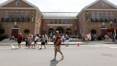 americateve | Fan&aacute;ticos caminan afuera del Sal&oacute;n de la Fama del b&eacute;isbol el viernes, 25 de julio de 2014, en Cooperstown, Nueva York. (AP Photo)