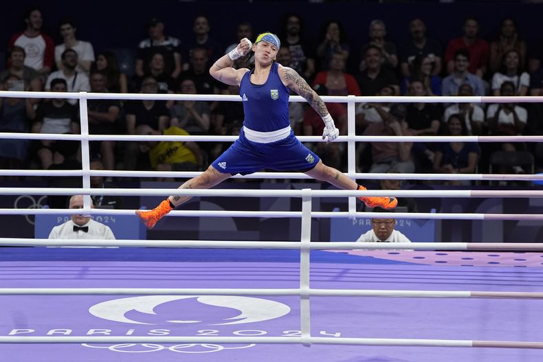 La brasileña Beatriz Ferreira celebra su victoria ante la estadounidense Jajaira González en el boxeo de los Juegos Olímpico de París, el lunes 29 de julio de 2024. (AP Foto/John Locher)