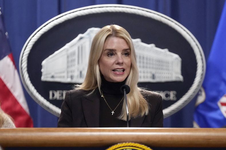 ARCHIVO – La secretaria de Justicia de Estados Unidos, Pam Bondi, habla en una conferencia de prensa en el Departamento de Justicia, el 12 de febrero de 2025, en Washington. (AP Foto/Ben Curtis, Archivo)