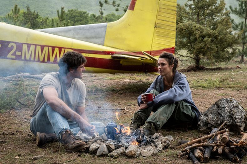 Esta imagen, difundida por 20th Century Studios, muestra a Jacob Elordi, izquierda, y Margaret Qualley en una escena de The Dog Stars. (Fabio Lovino/20th Century Studios via AP)
