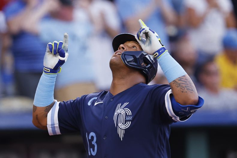 El venezolano Salvador Pérez, de los Reales de Kansas City reacciona al pasar por el plato tras su cuadrangular ante los Medias Rojas de Boston en la primera entrada del juego en Kansas City, Misuri. Viernes 1 de septiembre de 2023. (AP Foto/Colin E. Braley)