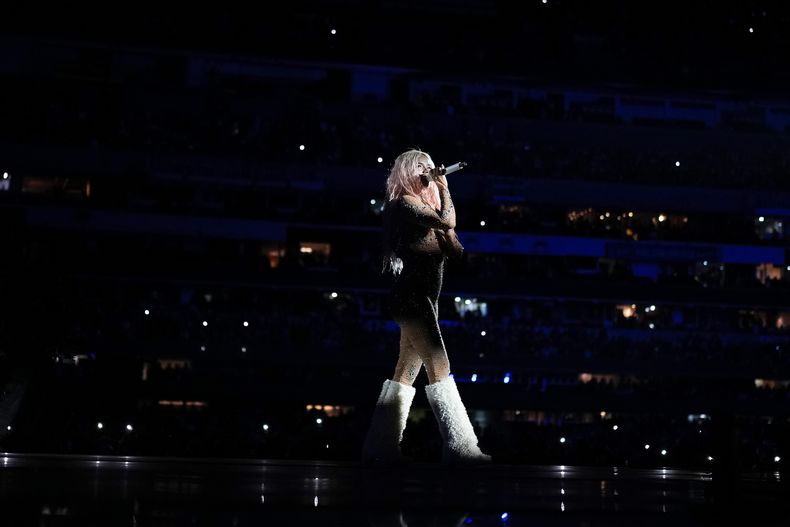 Karol G durante un concierto de su gira Mañana será bonito en el Estadio Azteca de la Ciudad de México el jueves 8 de febrero de 2024. (Foto AP/Eduardo Verdugo)