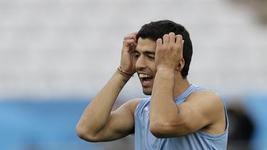 americateve | El jugador de Uruguay, Luis Su&aacute;rez, se agarra la cabeza en un entrenamiento el mi&eacute;rcoles, 18 de junio de 2014, en Sao Paulo, Brasil.  (AP Photo/Matt Dunham)