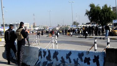 americateve | Fuerzas de seguridad de Irak hacen guardia en el lugar donde hubo un atentado con bomba en Bagad, el domingo 12 de junio de 2014. (Foto Photo/Hadi Mizban)