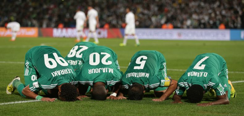 El jugador de Raja Casablanca, Mohsine Moutaouali, segundo desde la derecha, festeja un gol con sus compa&ntilde;eros en un partido contra Atl&eacute;tico Mineiro por las semifinales del Mundial de Clubes el mi&eacute;rcoles, 18 de diciembre de 2013, en M