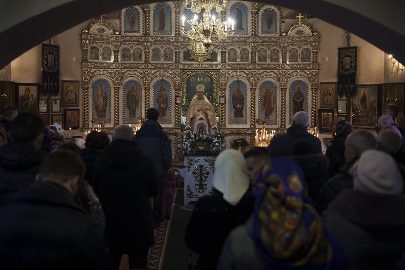 ARCHIVO - Ucranianos asisten a una misa de Navidad en una iglesia ortodoxa en Bobrytsia, en las afueras de Kiev, Ucrania, el 25 de diciembre de 2022. (AP Foto/Felipe Dana, Archivo)