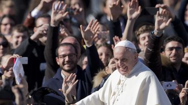 americateve | El papa Francisco saluda a los fieles en la Plaza de San Pedro en el Vaticano el viernes 14 de febrero del 2014. El papa recibi&oacute; a miles de parejas comprometidas en el D&iacute;a de San Valent&iacute;n.(AP Foto/Alessandra Tarantino)