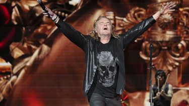 ARCHIVO - Fher Olvera, de la banda mexicana Maná, durante su presentación en el festival Vive Latino en la Ciudad de México el 17 de marzo de 2024. (Foto AP/Ginnette Riquelme, archivo)