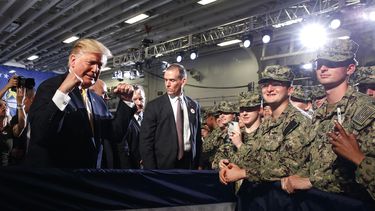 Trump niega haber ordenado alejar barco nombrado McCain