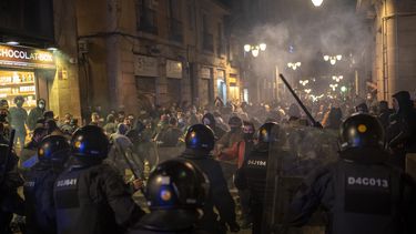 Barcelona: Choques en protestas contra medidas por COVID