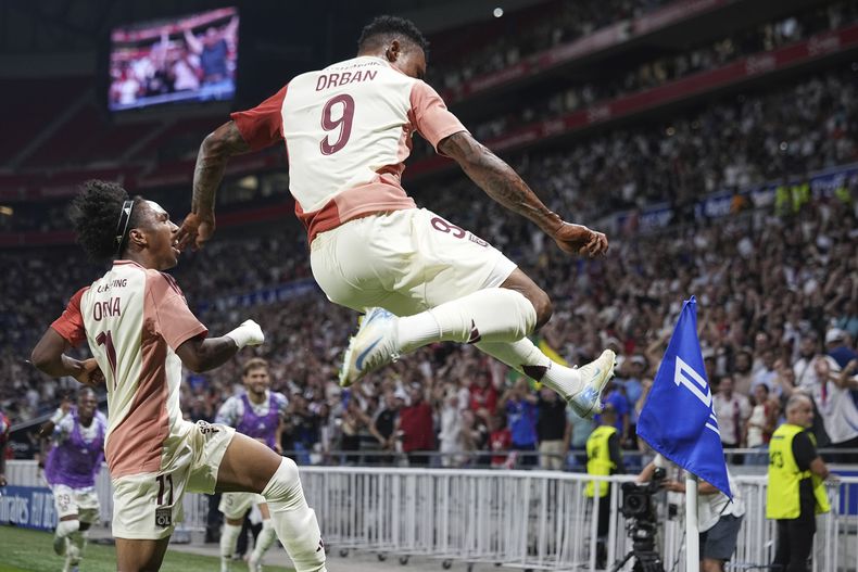 Gift Orban (9), de Lyon, celebra después de marcar el cuarto gol de su equipo durante el partido de la Liga 1 de Francia entre Lyon y Estrasburgo en el Estadio Groupama, en en Decines, en las afueras de Lyon, Francia, el viernes 30 de agosto de 2024. (Foto AP/Laurent Cipriani)