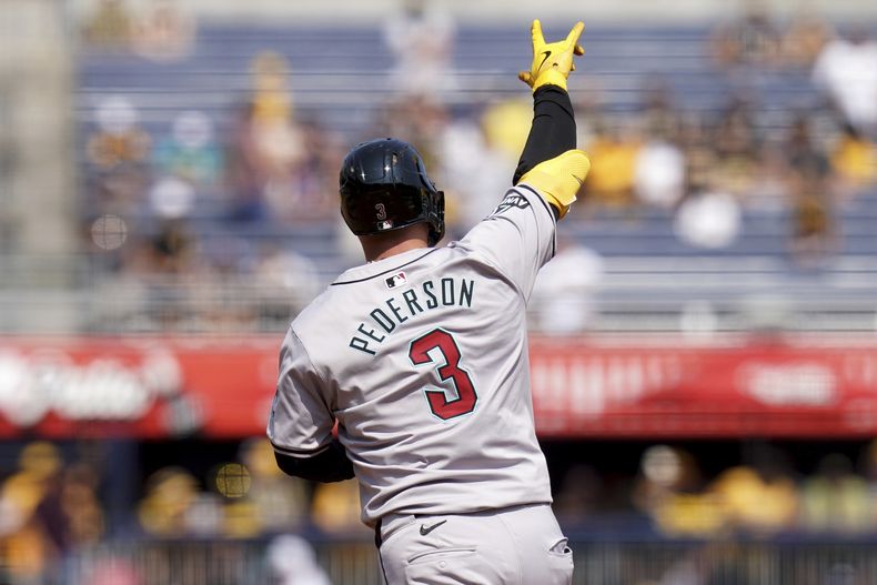 Joc Pederson, de los Diamondbacks de Arizona, recorre las bases después de conectar un jonrón de tres carreras durante la séptima entrada contra los Piratas de Pittsburgh, el domingo 4 de agosto de 2024, en Pittsburgh. (AP Foto/Matt Freed)