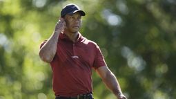 ARCHIVO - Tiger Woods camina hacia el green en el quinto hoyo durante la ronda final del torneo de golf Masters en el Augusta National Golf Club, el domingo 14 de abril de 2024, en Augusta, Georgia (AP Foto/Charlie Riedel, Archivo)