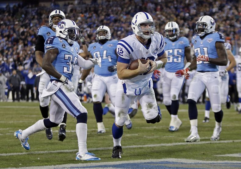 El quarterback Andrew Luck (12), de los Colts de Indian&aacute;polis, anota un touchdown en una corrida de 11 yardas contra los Titans de Tennessee en el tercer cuarto del duelo de NFL del jueves 14 de noviembre de 2013, en Nashville, Tennessee. (Foto AP/
