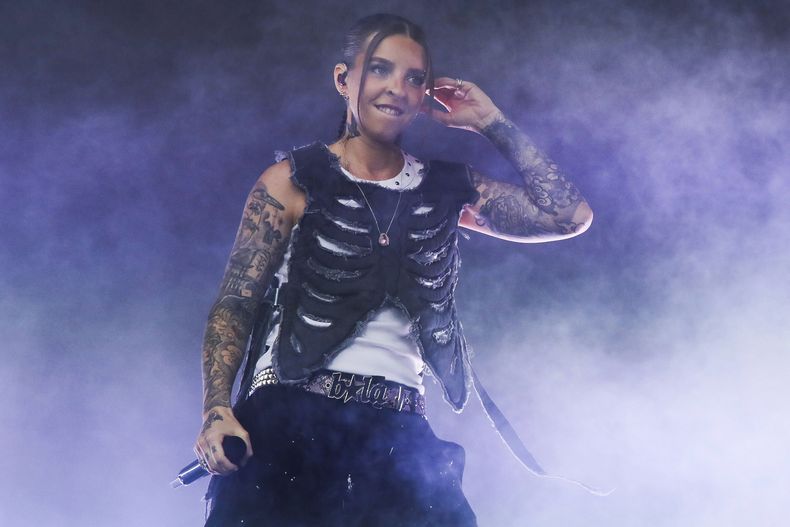 Young Miko se presenta durante el Governors Ball Music Festival el sábado 7 de junio de 2025 en Flushing Meadows Corona Park en el distrito de Queens de Nueva York. (Foto Andy Kropa/Invision/AP)