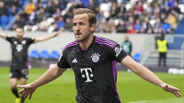 Harry Kane celebra tras marcar el segundo gol del Bayern Múnich ante Darmstadt en la Bundesliga, el sábado 16 de marzo de 2024, en Darmstadt. (AP Foto/Michael Probst)