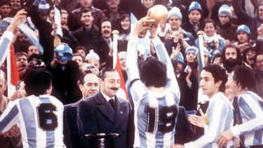 El presidente de Argentina Jorge Rafael Videla, al centro, después de entregar la Copa del Mundo al capitán de la selección argentina Daniel Passarella (19), durante la ceremonia de premiación luego de la final del Mundial ante Holanda, el 25 de junio de 1978, en Buenos Aires. (AP Foto/Heinz Ducklau)