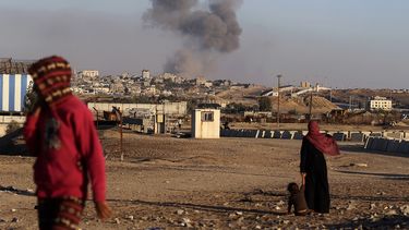 Una columna de humo se levanta tras un ataque aéreo israelí sobre edificios cerca del cerco fronterizo entre Egipto y Rafah, en el sur de la Franja de Gaza, el martes 7 de mayo de 2024. (AP Foto/Ramez Habboub)