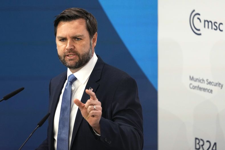 El vicepresidente de Estados Unidos, JD Vance, habla en la Conferencia de Seguridad de Múnich, en el hotel Bayerischer Hof en Múnich, Alemania, el viernes 14 de febrero de 2025. (AP Foto/Matthias Schrader)