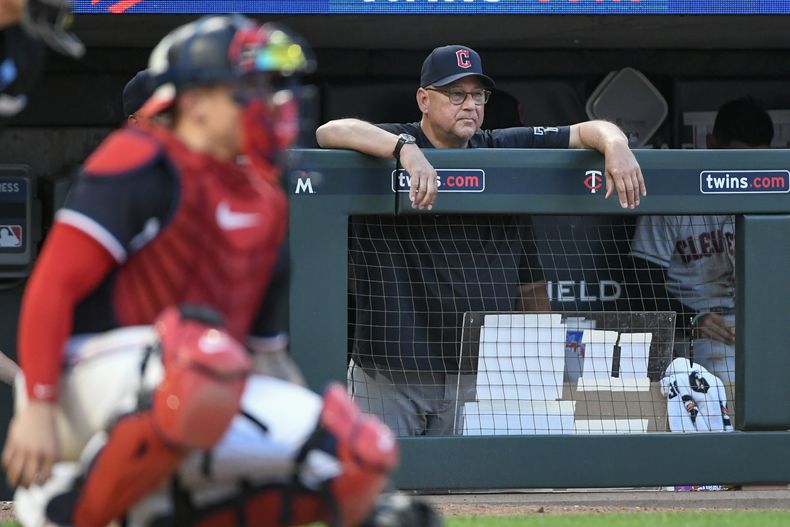 En foto del 3 de junio del 2023, el mánager de los Guardianes de Cleveland Terry Francona en el juego ante los Mellizos de Minnesota. El martes 26 de junio del 2023, Francona se somete a estudios en el hospital tras sentirse mal. (AP Foto/Craig Lassig)