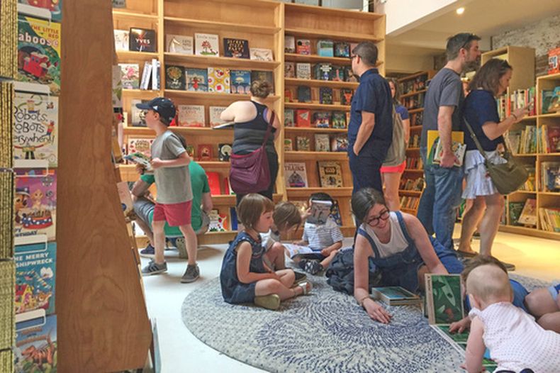ARCHIVO - El 29 de abril de 2017, varios clientes se encuentran en la sección infantil de la librería Books Are Magic, propiedad de la autora Emma Straub, en Brooklyn, Nueva York. (Foto AP/Beth J. Harpaz, archivo)
