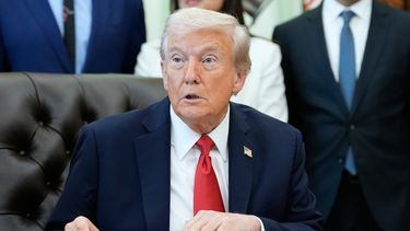 El presidente Donald Trump habla en el Despacho Oval de la Casa Blanca, el jueves 16 de octubre de 2025, en Washington. (AP Foto/Alex Brandon)