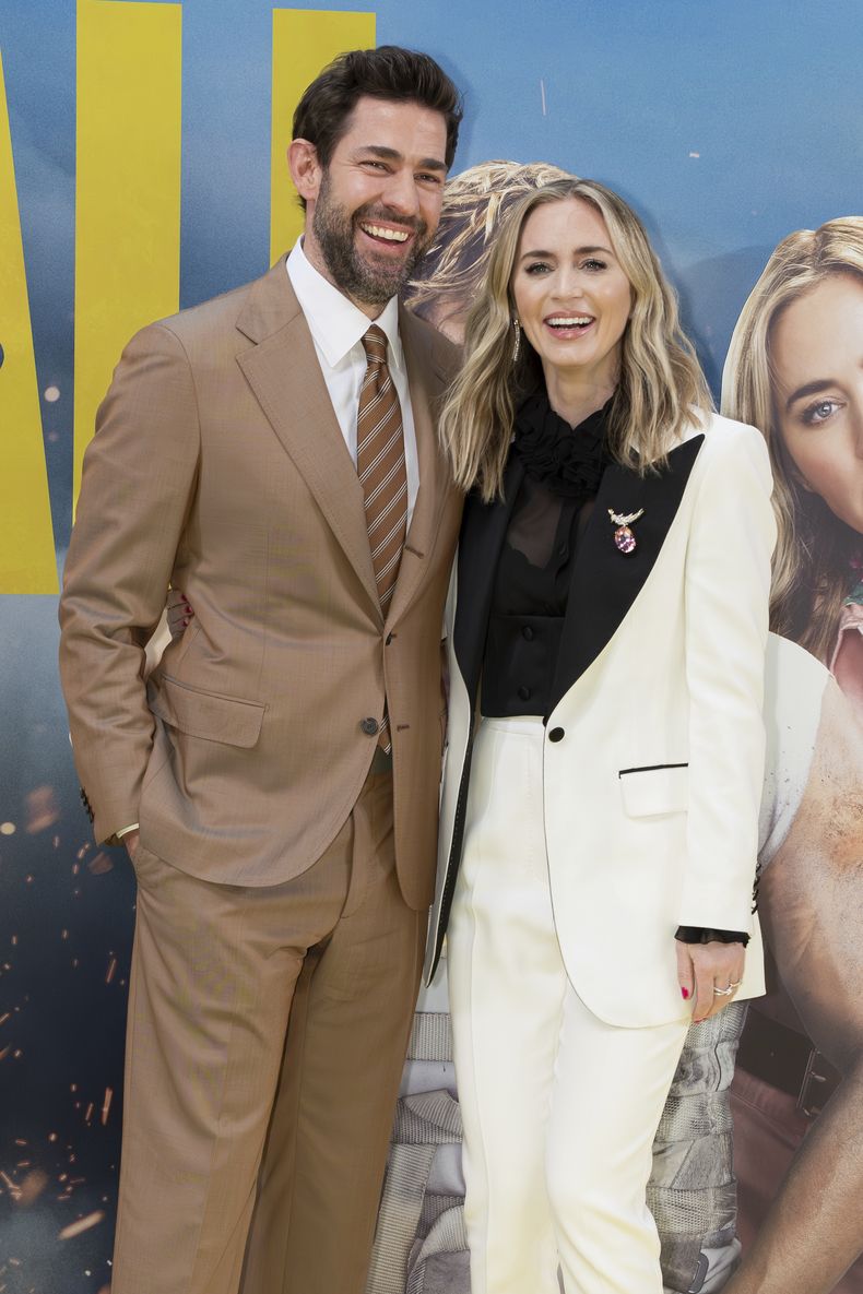 Emily Blunt, derecha, y John Krasinski posan a su llegada a una funcioón especial de la película The Fall Guy el lunes 22 de abril de 2024 en Londres. (Foto Vianney Le Caer/Invision/AP)