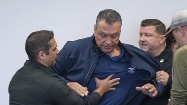 El senador demócrata Alex Padilla al momento de ser sacado de la sala durante una conferencia de prensa de la secretaria de Seguridad Nacional Kristi Noem en Los Ángeles el 12 de junio del 2025. (David Crane/The Orange County Register via AP)