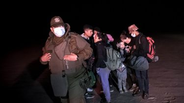 haitianos y venezolanos cruzan caminos en la frontera de chile y peru