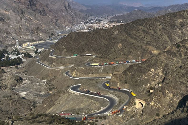 ARCHIVO – Varios camiones aparcados al lado de un camino cerca del cruce fronterizo de Torkham, Pakistán, el 28 de febrero de 2026. (AP Foto/Maaz Awan, Archivo)