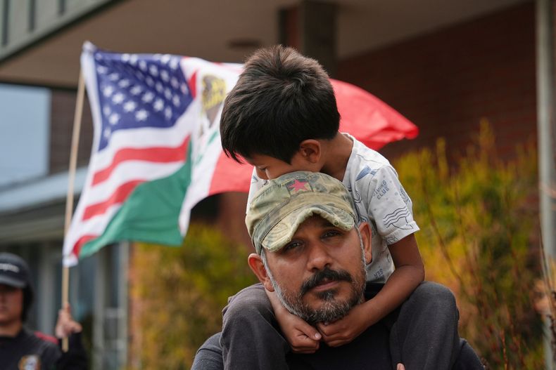 Gerardo Santos carga en sus hombros a su hijo de 5 años, Xavier, durante una protesta contra las redadas migratorias, el 11 de julio de 2025, en Oxnard, California. (AP Foto/Jae C. Hong, Archivo)