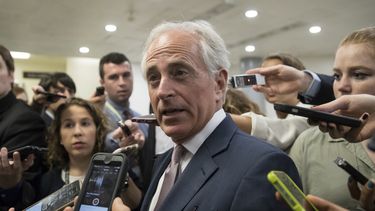 Corker, de los pocos que se atreven a criticar a Trump