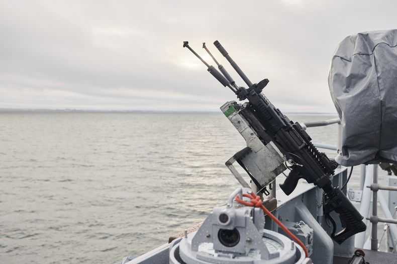 Un buque de la Armada de Estonia navega por el mar Báltico el 9 de enero de 2025, dentro de las patrullas reforzadas de la OTAN en la región tras el presunto sabotaje de cables submarinos. (AP Foto/Hendrik Osula)