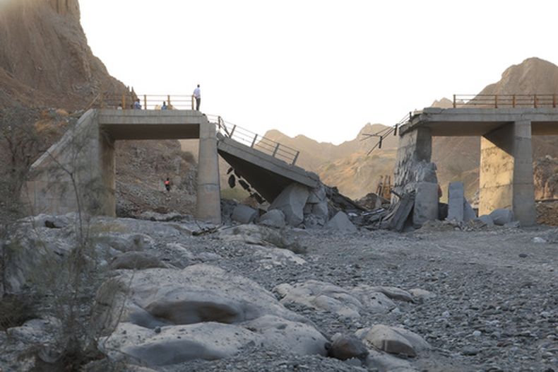 Gente de pie en un puente destruido tras un ataque en lap provincia de Hormozgan, en el sur de Irán, el sábado 18 de julio de 2026. (Amirhosein Khorgooi/Agencia de Noticias Estudiantes de Irán via AP)