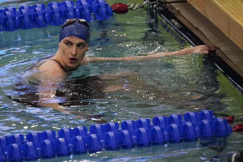 ARCHIVO - Foto 18 de marzo del 2022, la nadadora de la Universidad de Pennsylvania Lia Thomas espera los resultados tras la prueba de 200 metros libre. El viernes 26 de enero del 2024, Thomas le pide al TAS que anule regla de World Aquatics que prohibe participación de deportistas transgénero en pruebas femeninas. (AP Foto/John Bazemore, Archivo)