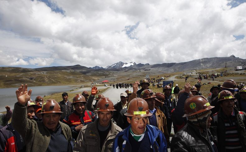 Mineros independientes lanzan consignas contra el gobierno mientras bloquean una carretera en las afueras de La Paz, capital de Bolivia, el lunes 31 de marzo de 2014. (Foto de AP/Juan Karita)