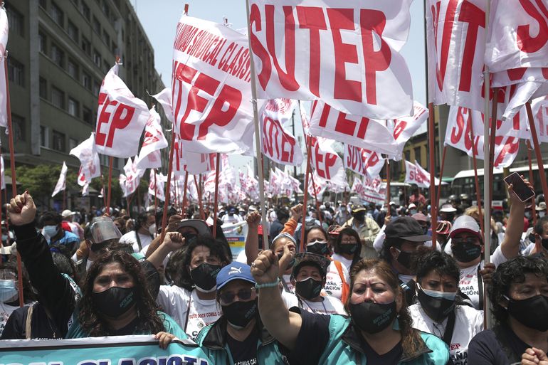 Congreso rechaza pedido de destitución presidencial en Perú