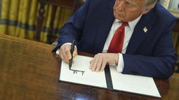 El presidente de EEUU, Donald Trump, firma una orden ejecutiva en la Casa Blanca el lunes 3 de febrero de 2025. (AP Foto/Evan Vucci)