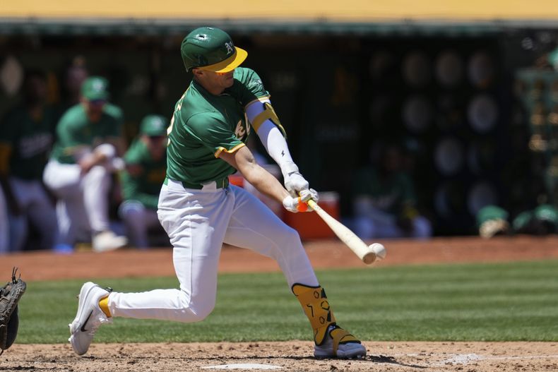 Armando Alvarez de los Atléticos de Oakland batea un sencillo remolcador en la séptima entrada ante los Medias Blancas de Chicago el miércoles 7 de agosto del 2024. (AP Foto/Godofredo A. Vásquez)