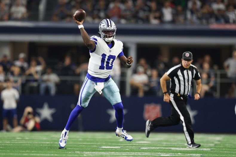 Joe Milton III (10), quarterback de los Cowboys de Dallas, lanza un pase frente a los Saints de Nueva Orleans durante la primera mitad del partido de pretemporada de la NFL, el viernes 28 de agosto de 2026, en Arlington, Texas. (AP Foto/Gareth Patterson)
